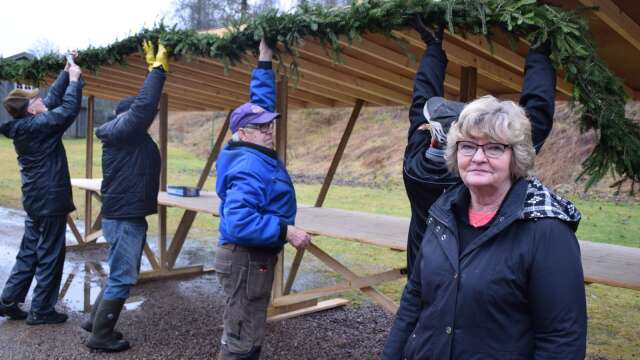 Hembygdsföreningens Britt-Marie Eriksson hälsar välkommen till julmarknaden i Gräsmark.