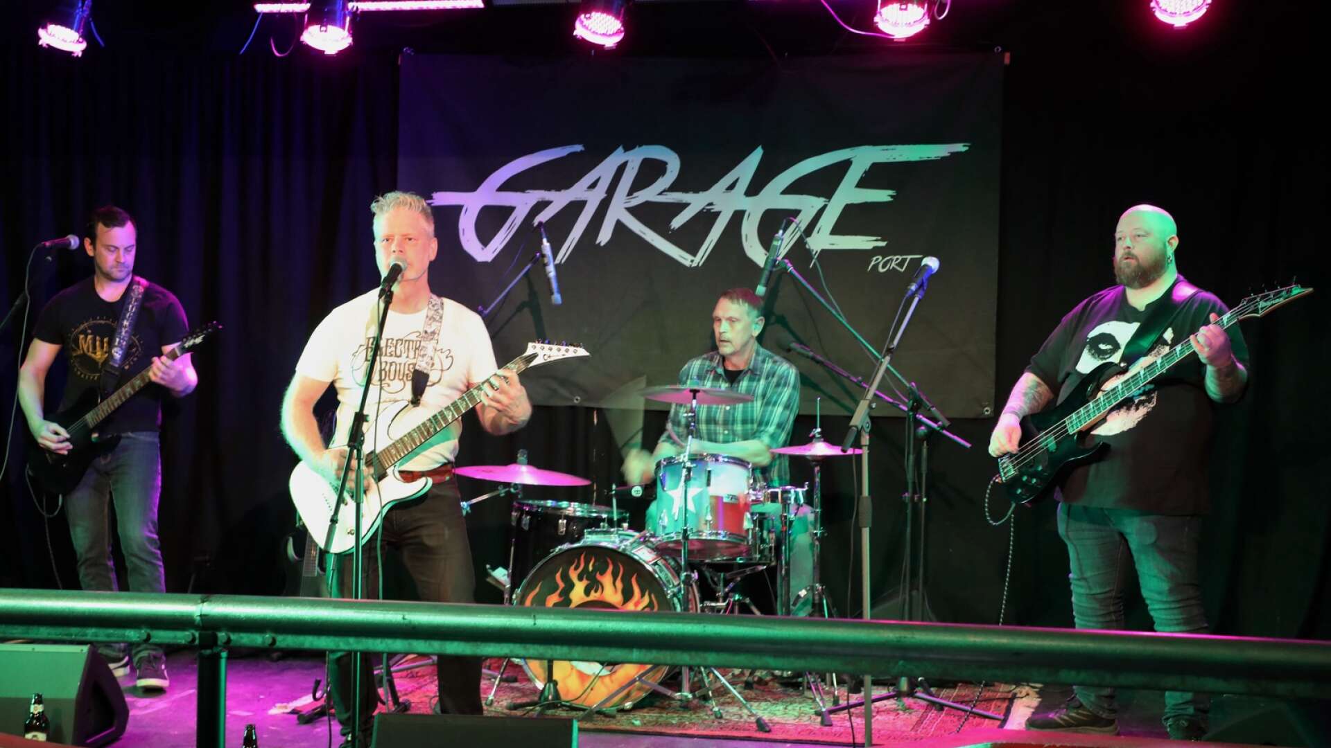 Hårdrocksbandet Garage med Henrik, Johan, Johan och Henrik rockade loss på Millners under lördagskvällen.