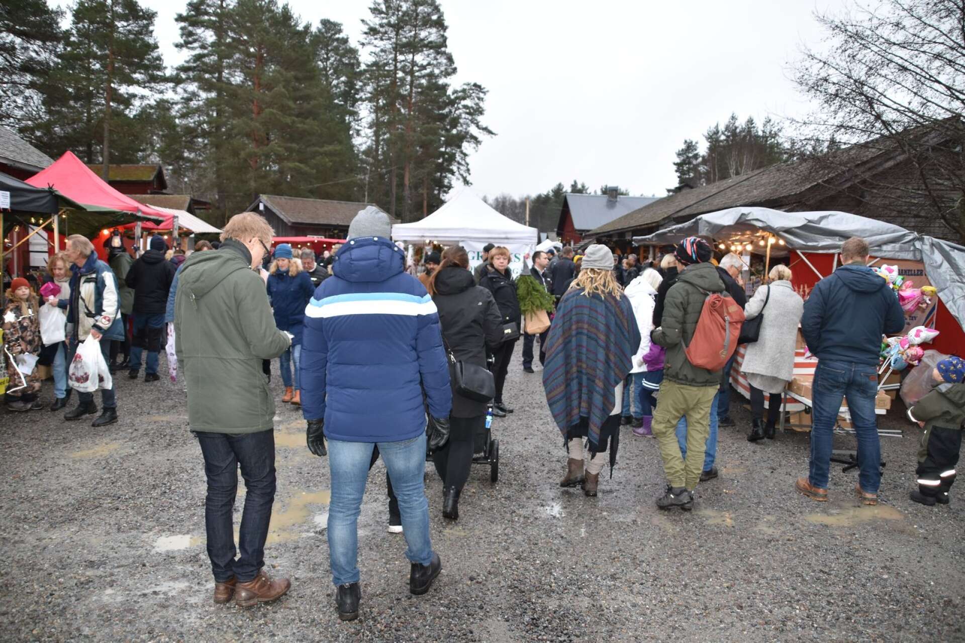 Den årliga julmarknaden i Brunskog lockade många besökare.