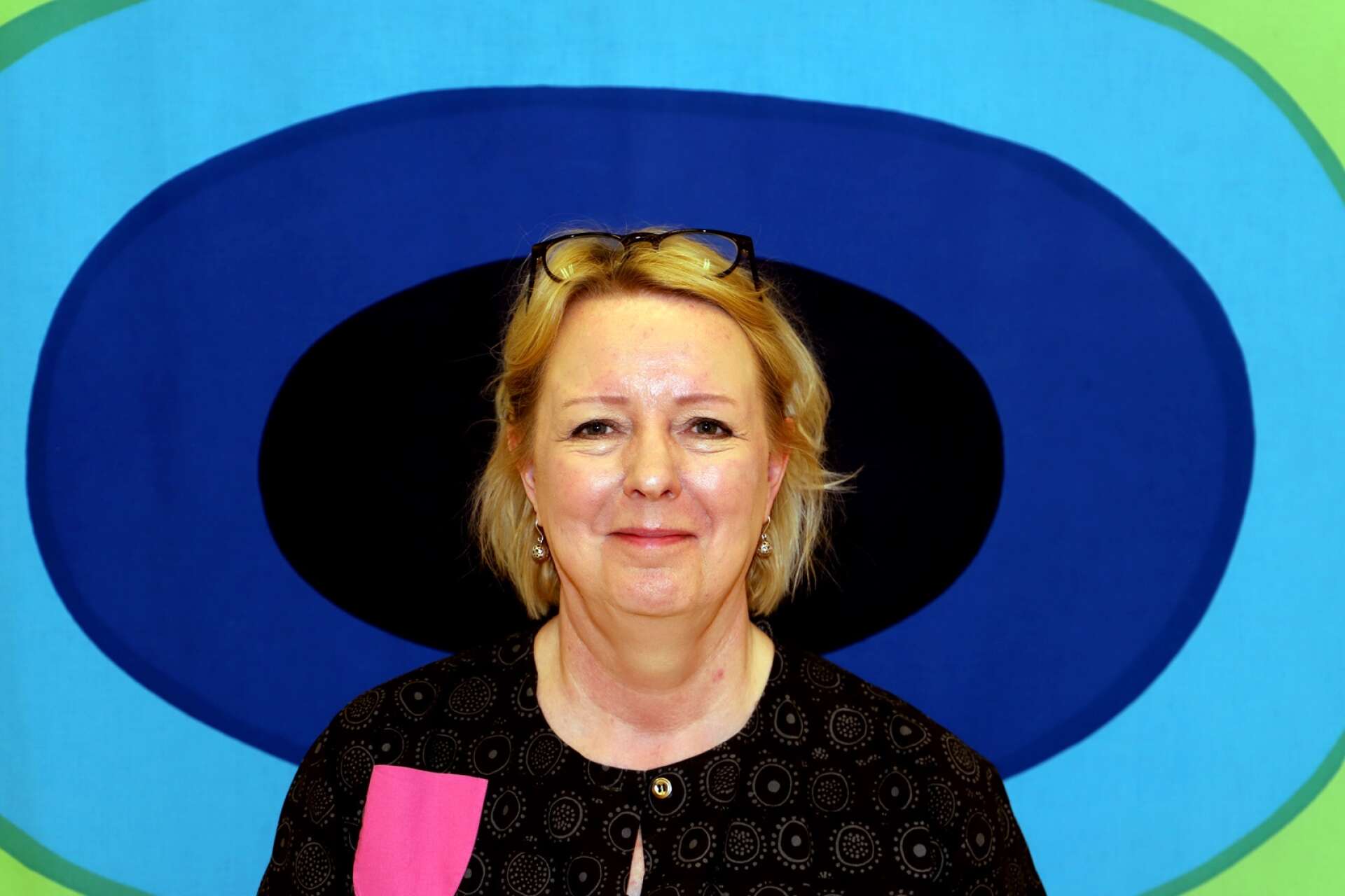 Maria Jernkvist började samla Marimekko-tyger när hon hittade Melooni på en loppis. Här står hon framför en Melooni-variant i blågrönt.