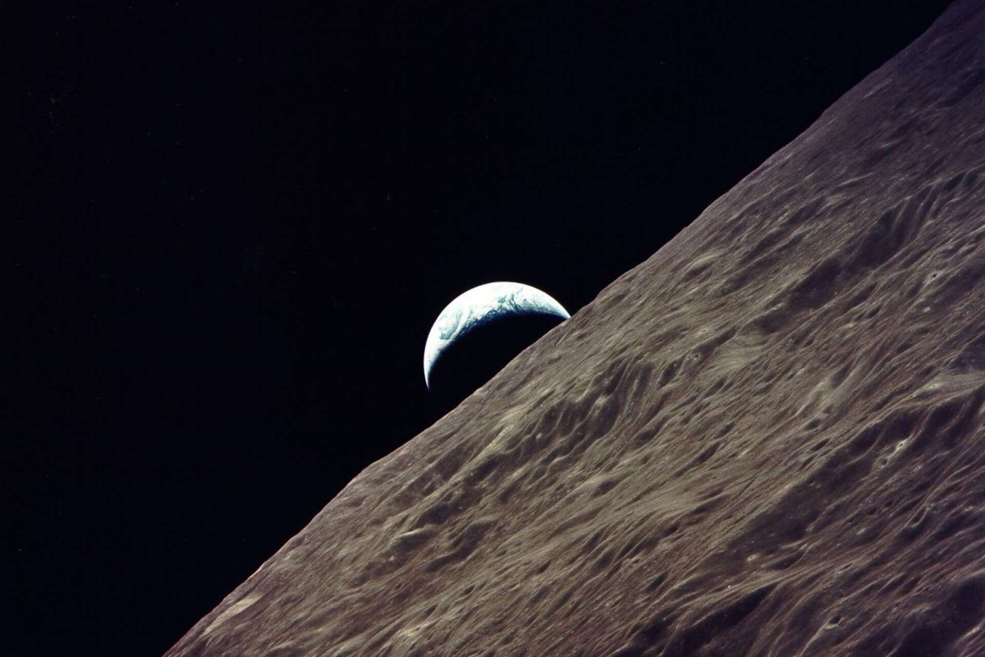 Jorduppgång sedd i omloppsbana runt månen.