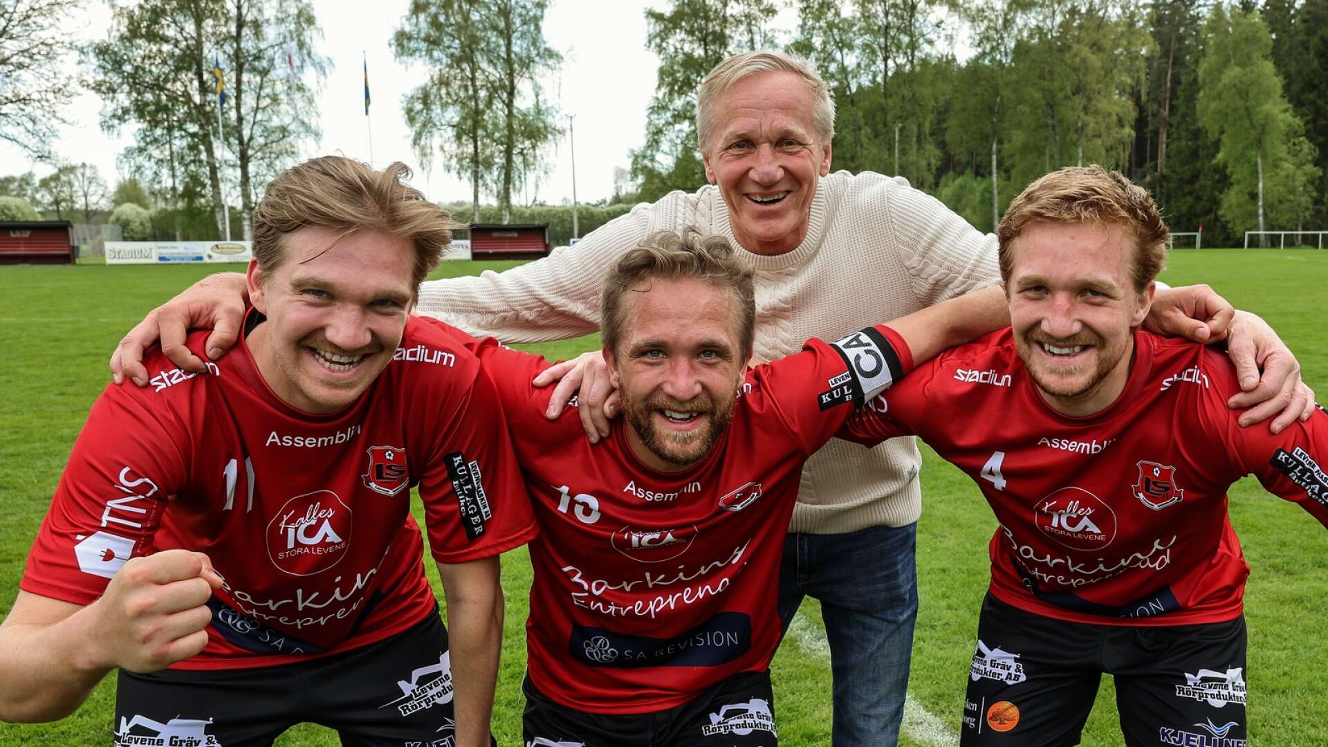 Familjen Larsson. Bröderna Emil, Robin och Rasmus har samtliga varit ”Skör” trogna. Här jublar de efter 8-0 segern mot Rackeby tillsammans med pappa Torbjörn.