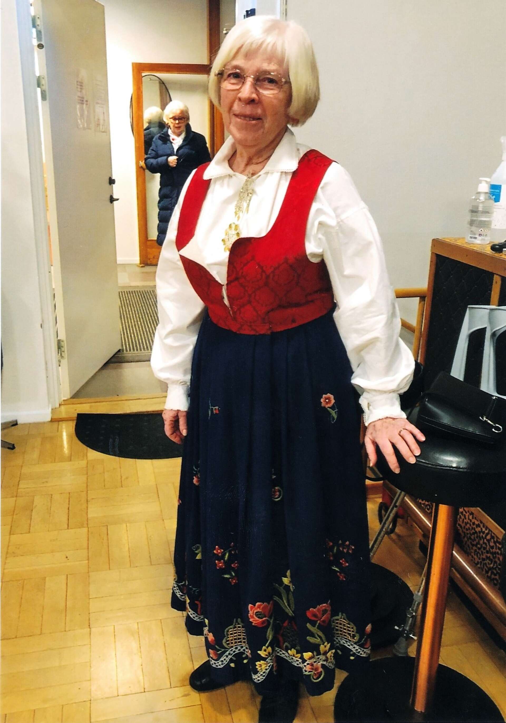 Karin Sandin, vice ordförande i Hem &amp; Samhälle i Åmål, i vacker hembygdsdräkt.