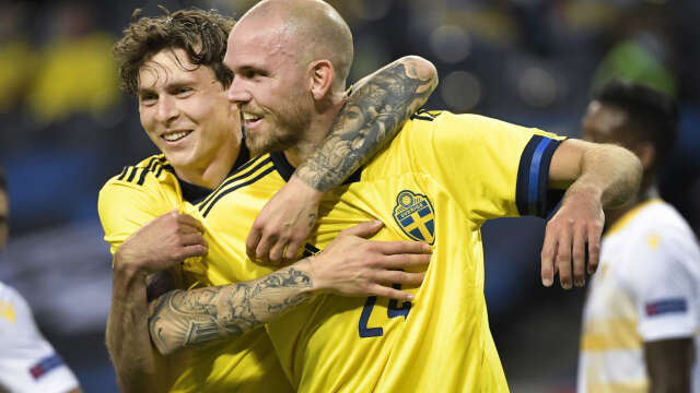 Marcus Danielson kramas om av Victor Nilsson Lindelöf efter nicken till 2–0. De två framstår mer och mer som landslagets mittbackspar när det drar ihop sig till EM-premiär mot Spanien den 14 juni.