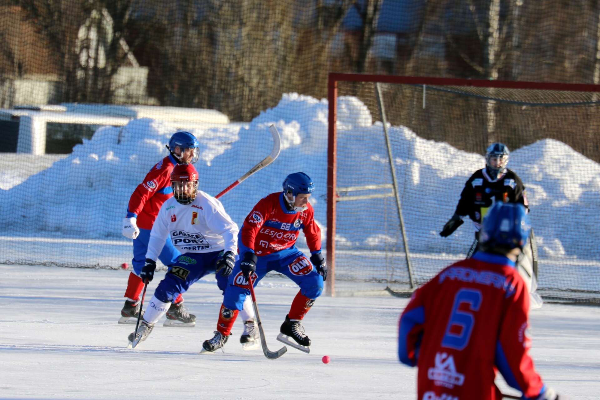 Säsongens första match på Stålvallen spelades i strålande sol. Lesjöfors/Filipstad mötte Finspång. 
