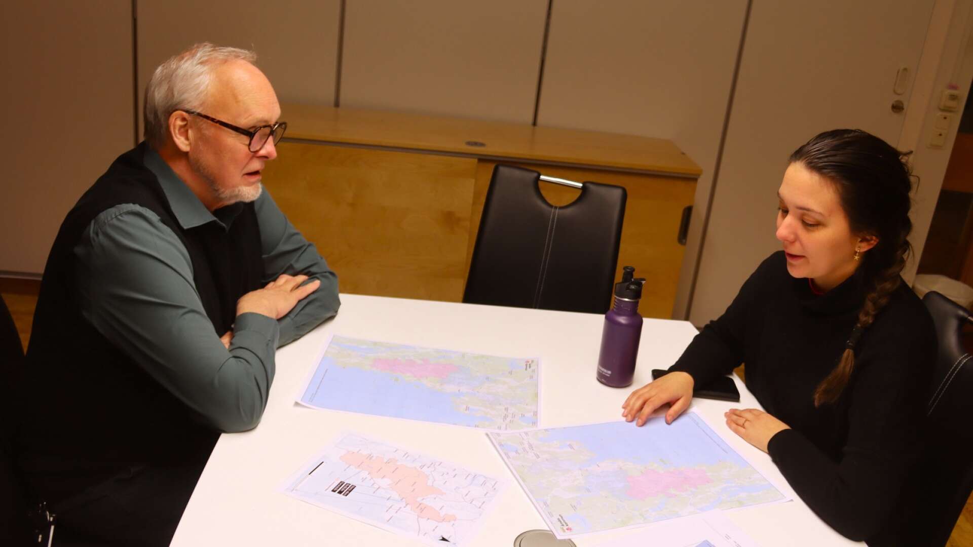 Projektledaren Joanna Haffling och Björn Wennerström, förvaltningschef på samhällsbyggnadsförvaltningen i Åmåls kommun, kikar på kartorna över de tre prioriterade områdena som ska inventeras. 