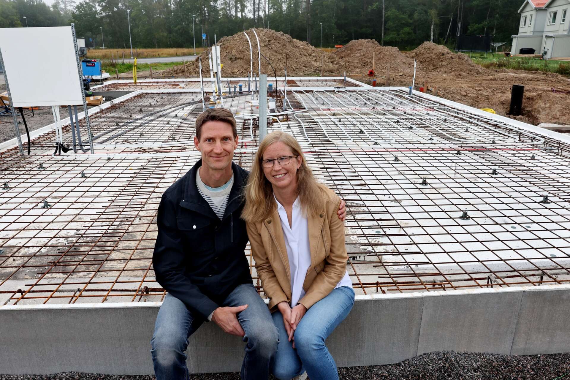 Markus och Erika Gemstad satsar på husbygge när andra tvekar. Efter att ha sålt en lägenhet i Stockholm kan de få ett större boende i Lidköping.
