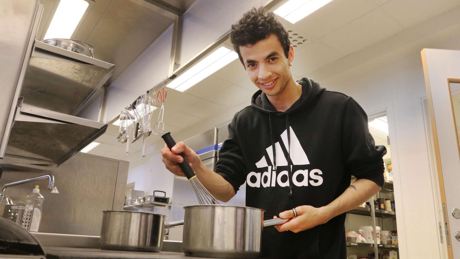 Efter fyra år på gymnasiesärskolans program Hotell, restaurang och bageri tar Shabir Jafari studenten i Mariestad i dag.