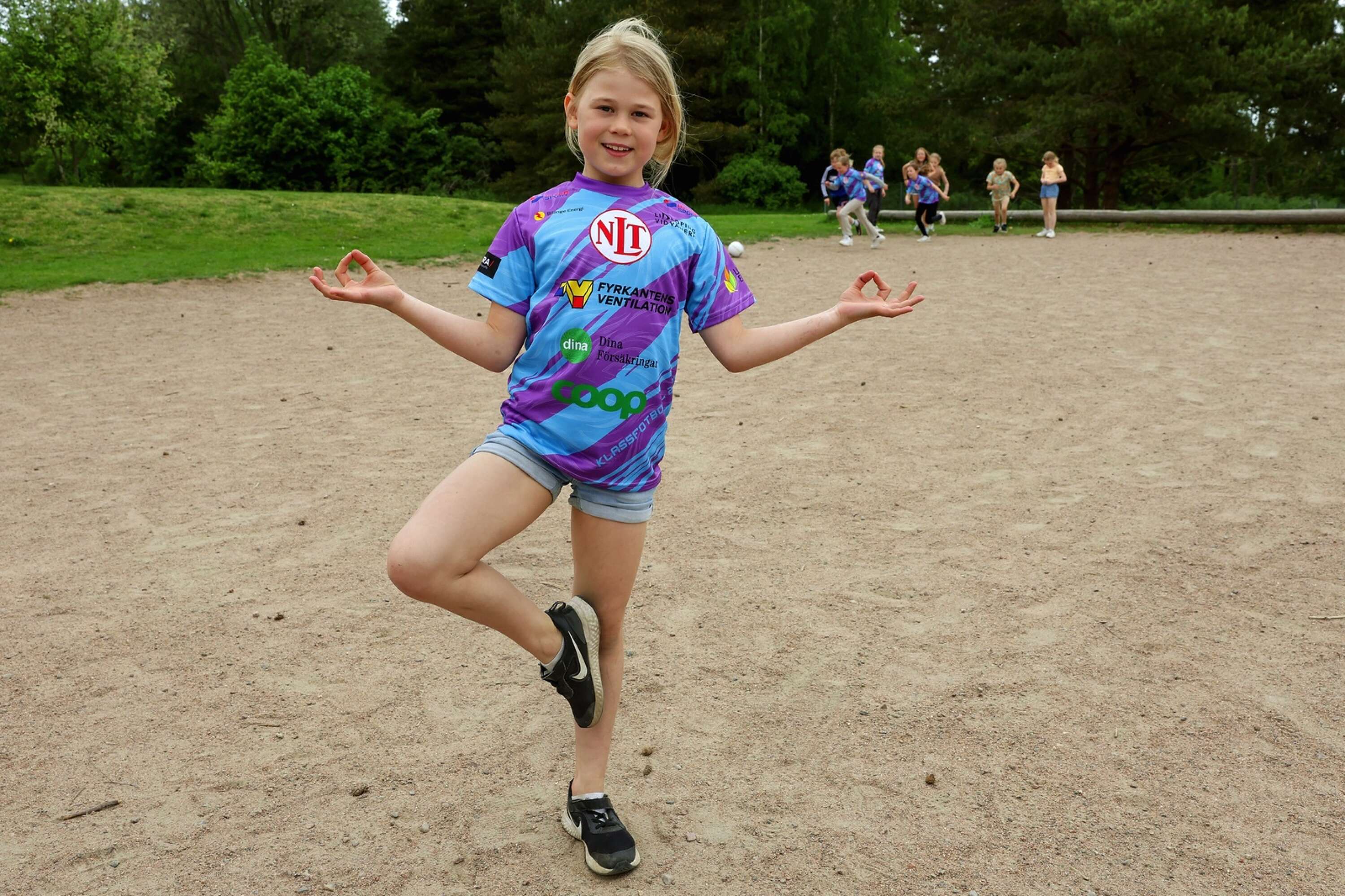Alicia Johansson, 8 år, visar målgesten som hon hoppas få användning för.