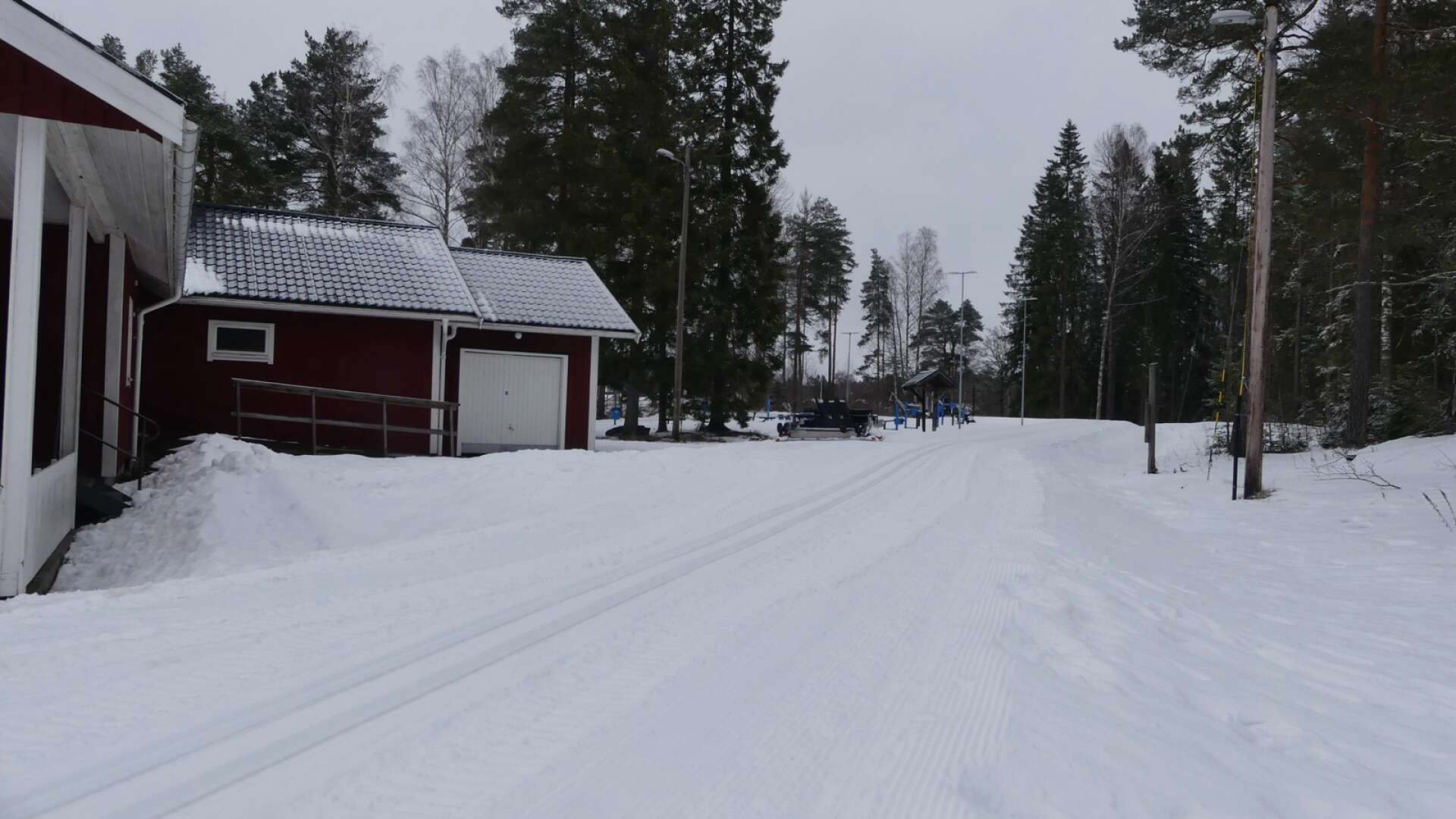 På måndagsförmiddagen var skidspåren vid skidstadion i Säffle nypreparerade igen, efter att någon kört med fyrhjuling på lördagskvällen. 