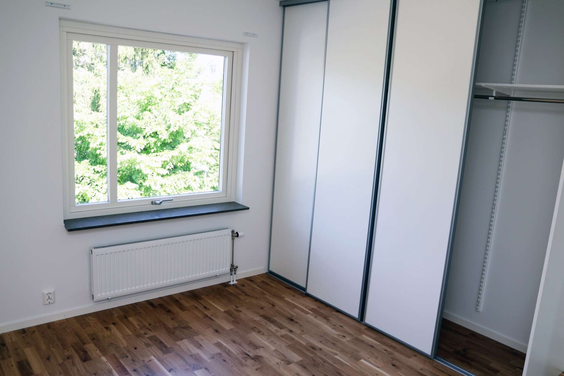 Se bilderna från Valbohems nya lägenhetshus i Färgelanda. Sovrum med garderober.