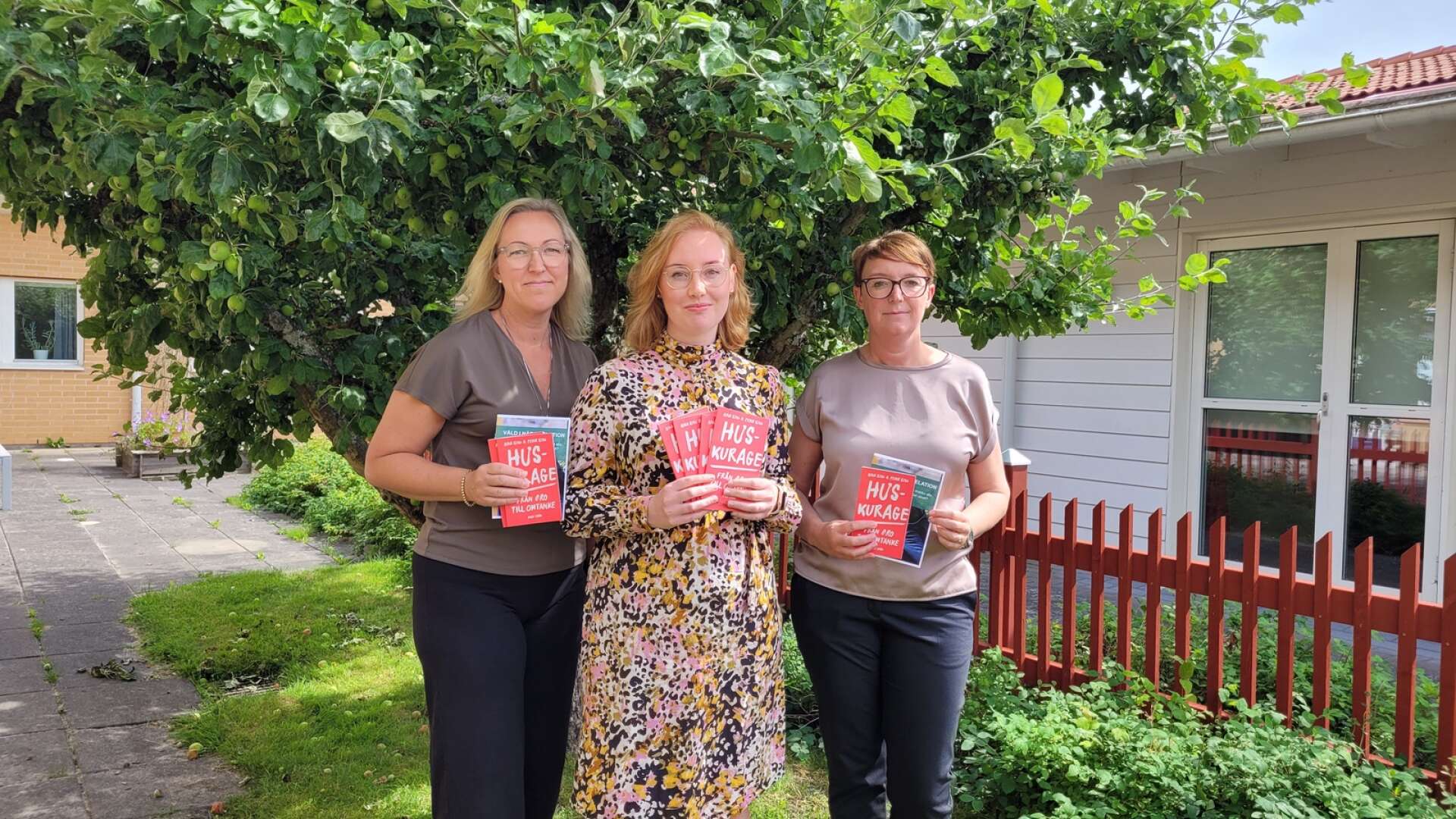 Marie Svensson, Sofia Jarnelid och Maria Toll visar en viktig bok som snart når alla hushåll i Grästorps kommun.