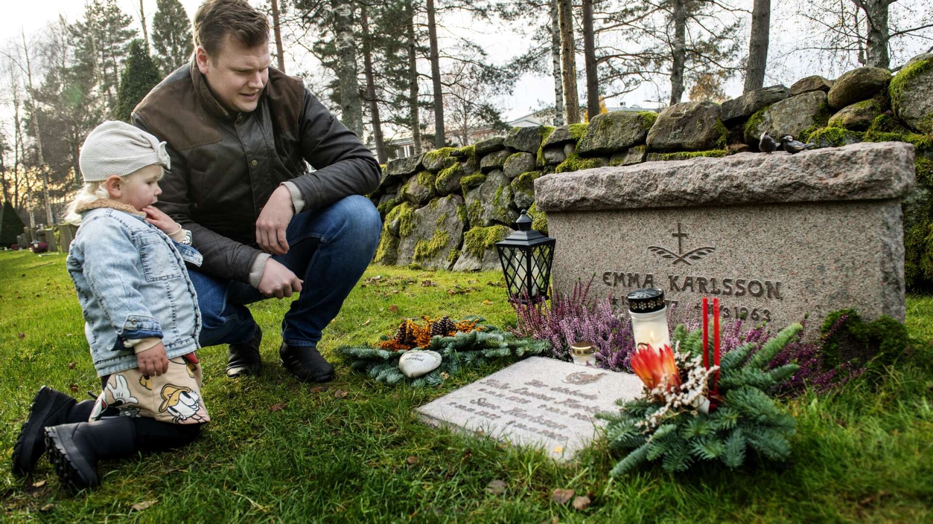 Daniel Stiglert och dottern Cornelia Öjergård sänder en tanke till de familjemedlemmar som ligger begravda på Ruds kyrkogård. Daniels styvfar gick bort i sviterna av covid-19 under allhelgonahelgen 2020.