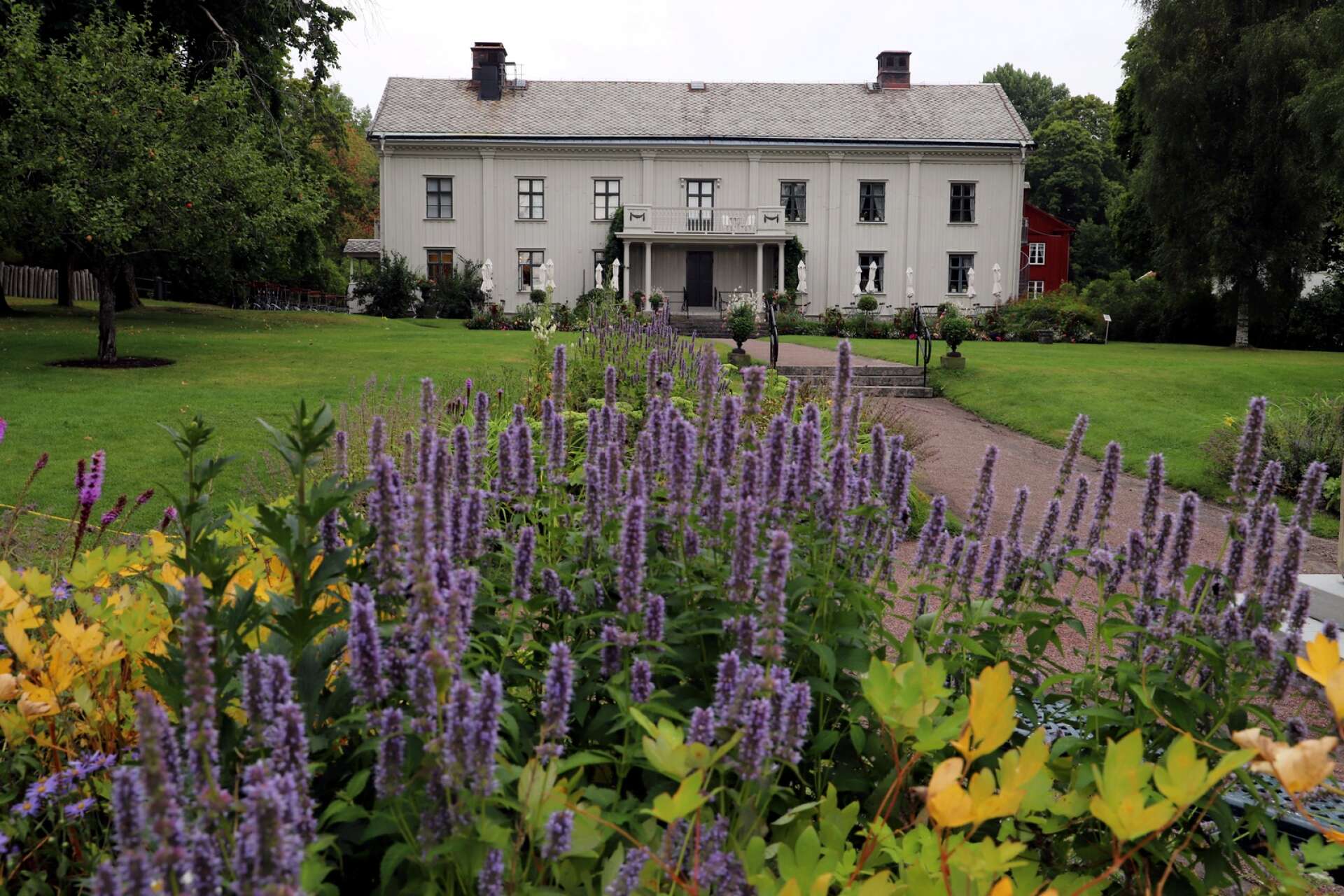 Alsters herrgård är Gustaf Frödings minnesgård, men har också en vacker park och konst- och hantverksutställningar med mera.