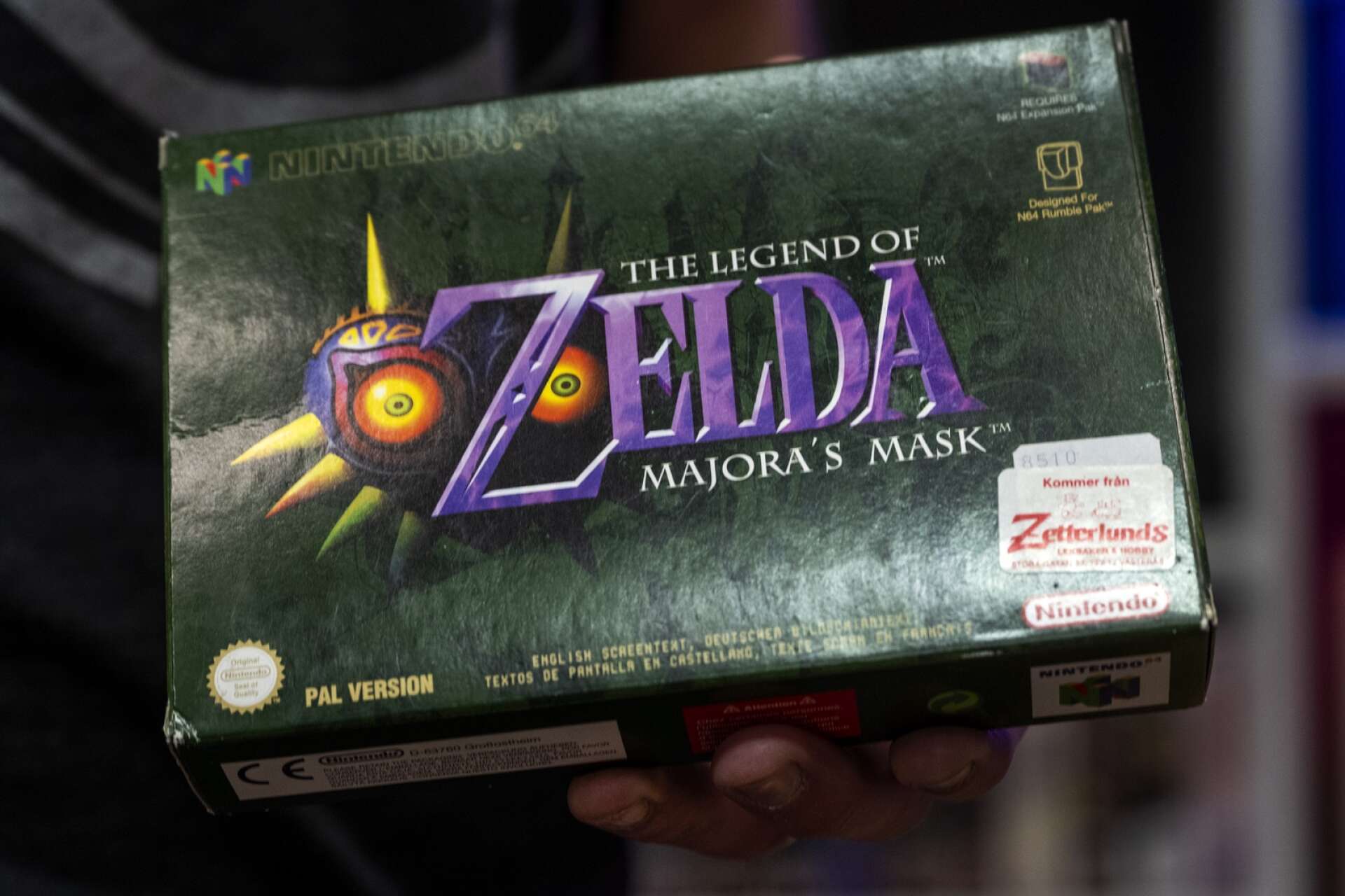 &quot;Majora’s Mask” som släpptes till Nintendo 64 år 2000 är en något udda fågel bland Zeldaspelen. När spelet inleds har Link 72 timmar på sig att rädda världen undan en apokalyps, och måste hitta sätt att skruva tillbaka tiden för att hinna. 