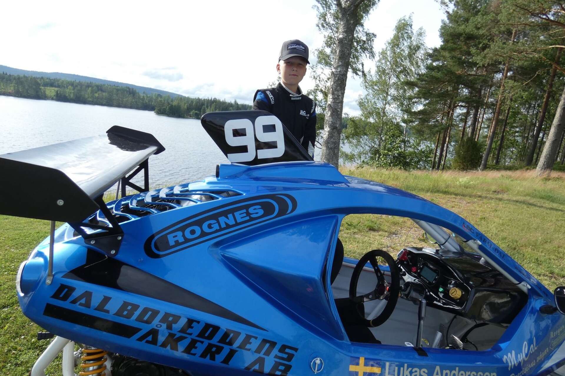 12-årige Lukas Andersson åker till Höljes i veckan för att tävla i RallyX Nordic. Det blir första gången som han tävlar i crosscar och det är även första gången man får tävla i crosscar i Sverige. 