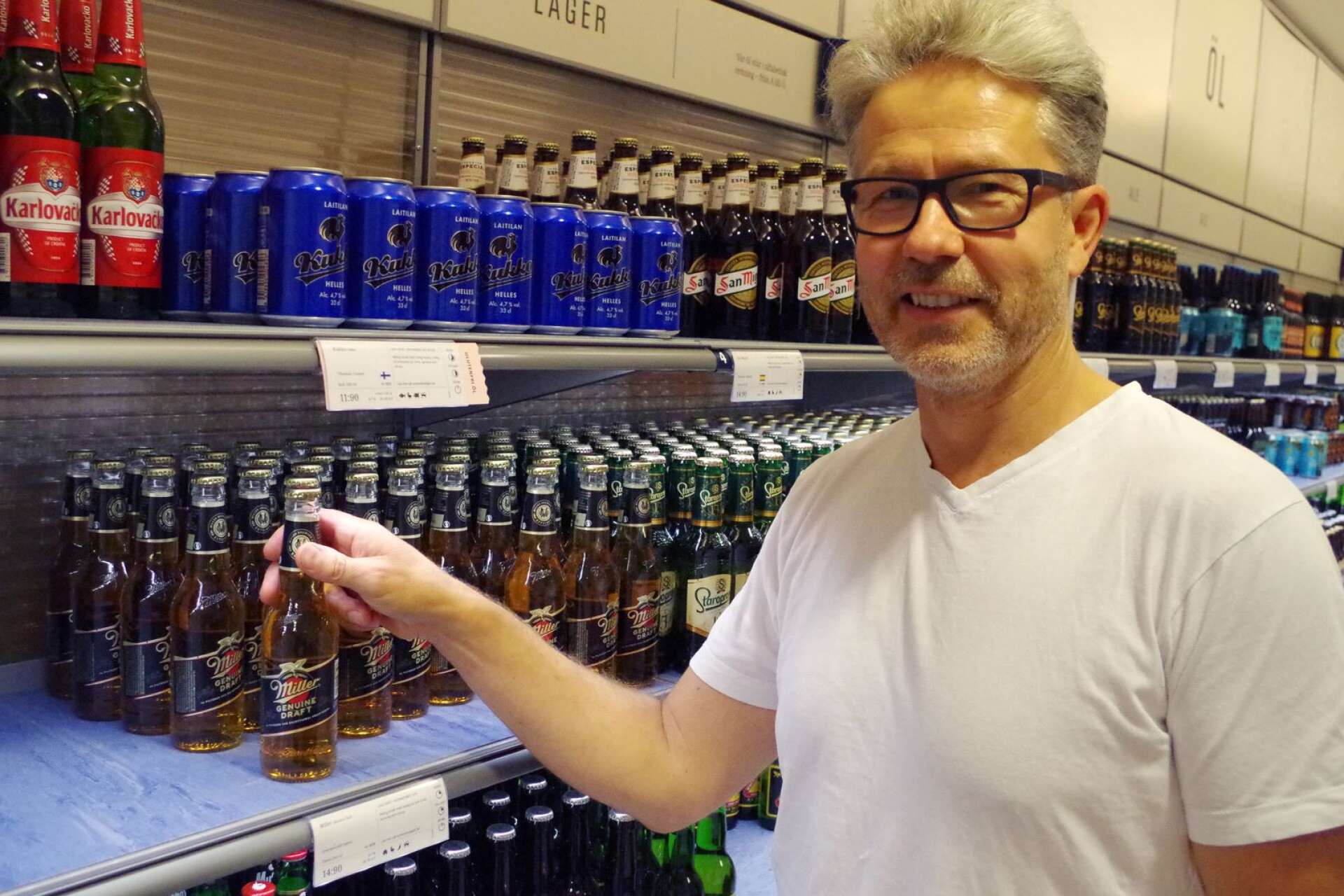 Den här ölen med 4,7 %   är dubbelt så dyr hemma men där köper man den i vanliga affärer, säger Stig Nilsson,Oslo, med sommarhus i Ingrirud.