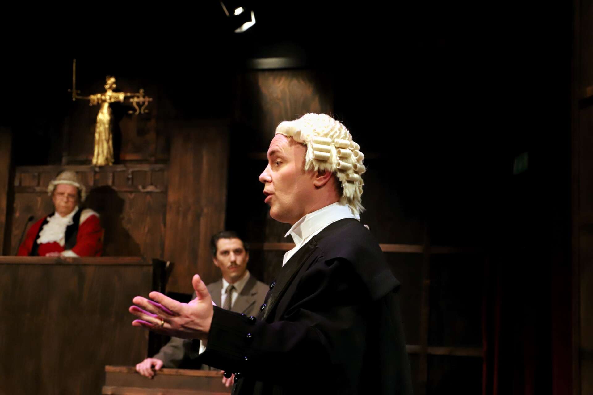 Gustav Nordansjö spelar åklagaren Myers, som har en tydlig tes om vem som är den skyldige.