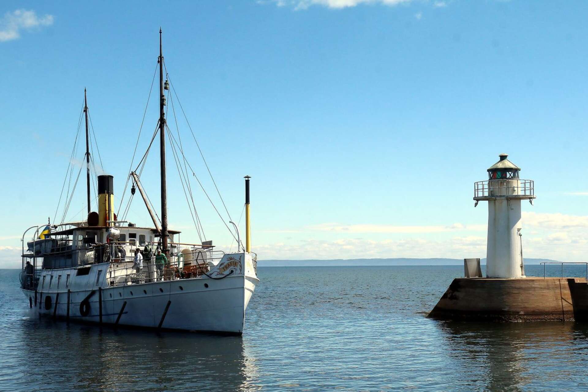Ångfartyget Trafik gör flera turer till Visingsö och östgötasidan, samt rundturer på Vättern i sommar. 