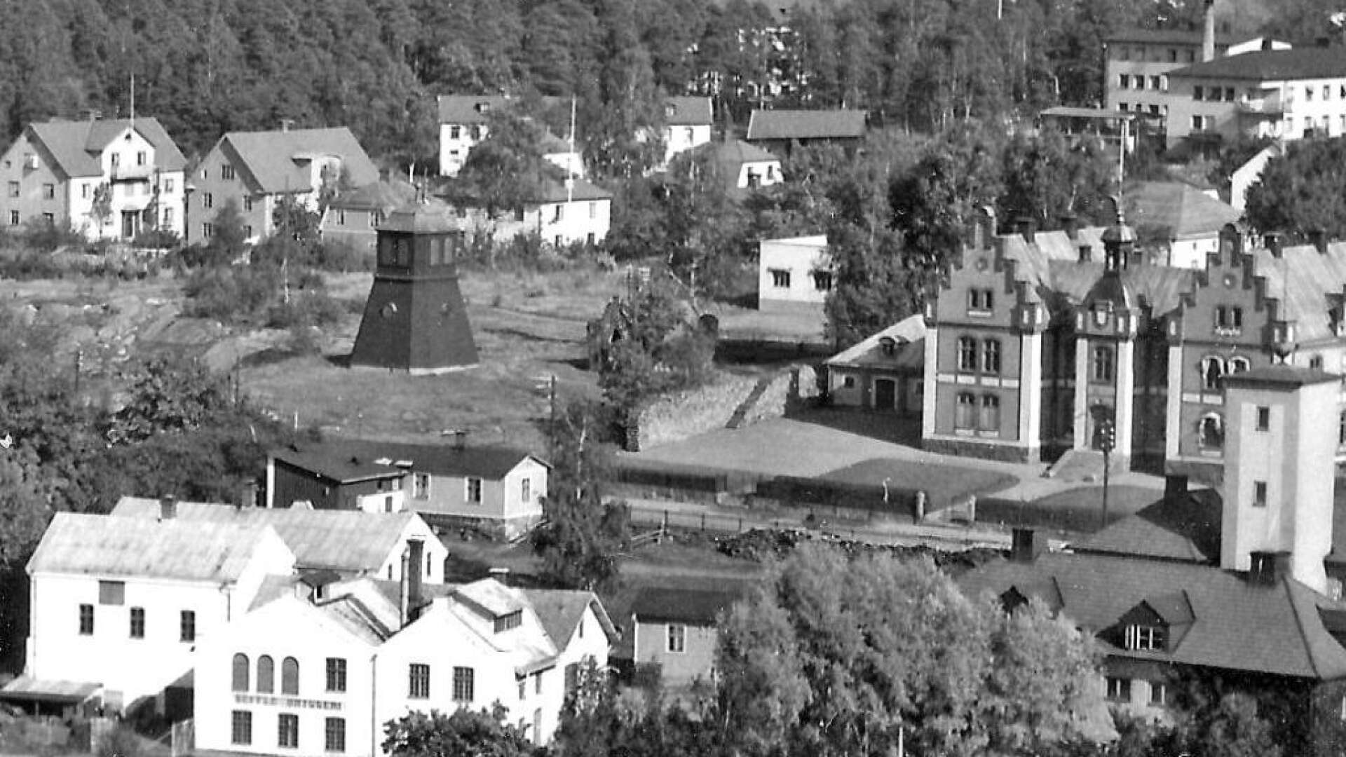 På detta flygfoto från 1940-talet ses den vita bryggeribyggnaden nära älven. Även Säffle Nya Bryggeri finns på bilden snett ovanför klockstapeln, dock delvis skymt av en stor björk.