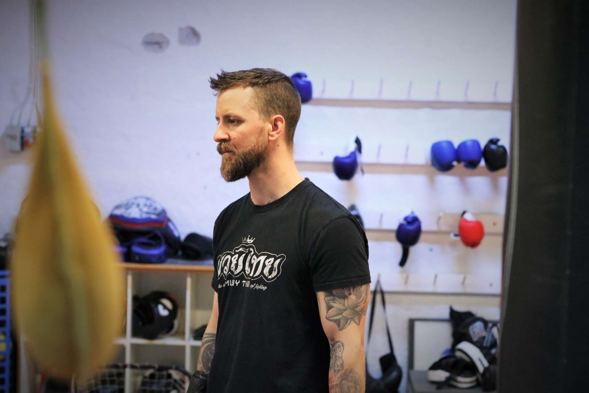 Robin Byqvist drog igång verksamheten i Åmål. I dag är han en av tre tränare i klubben. ”Det finns många fördomar om thaiboxning, men man skulle inte kunna köra en sån här sport om det var slagsmål varje träning,” säger han. 