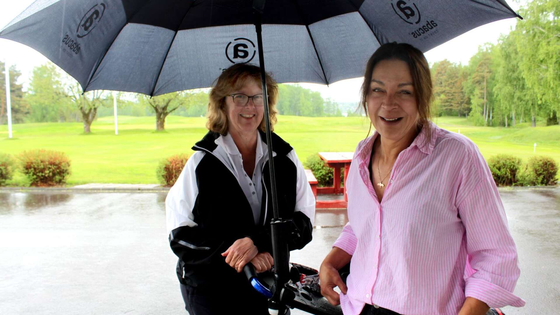 Karin Sohl och en av golfspelarna i Kil, Eva Flödén.