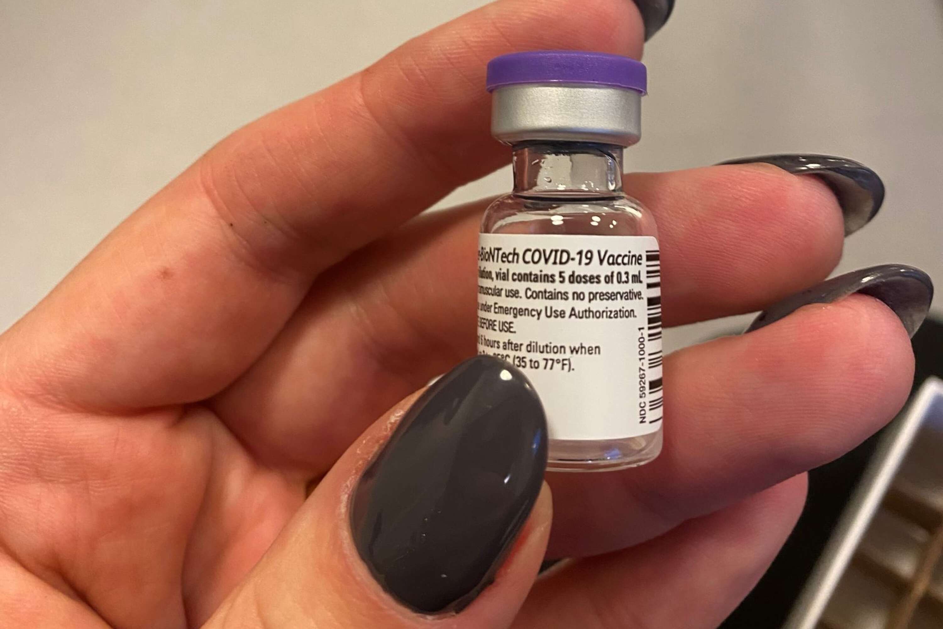 Så här ser det ut, det vaccin som Hugo Drotz, och ytterligare 119 personer får i Färgelanda kommun under onsdagen. Personen som håller i vaccinet har ingen patientkontakt. 