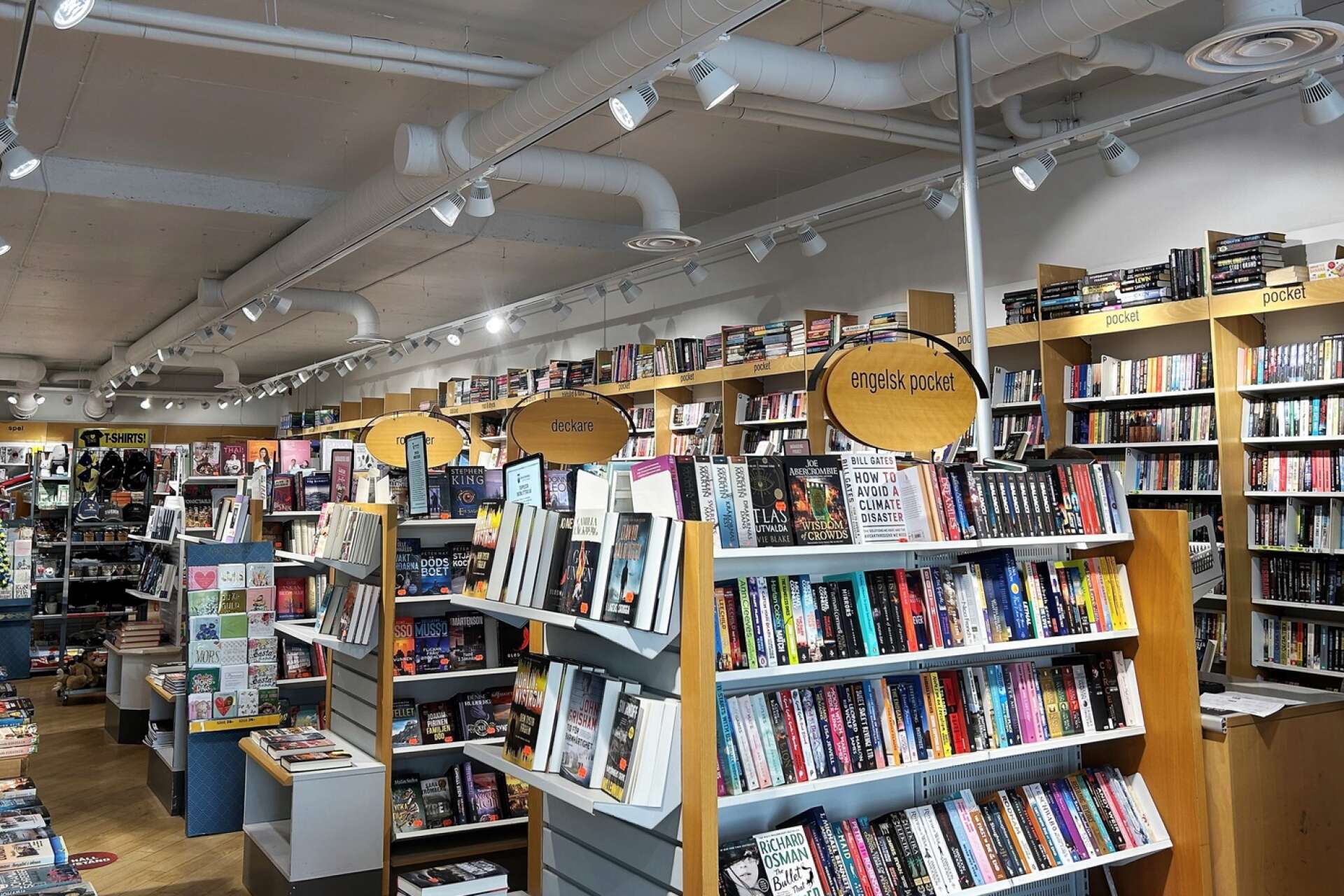 Åmåls bokhandel har fått ny färg och belysning.