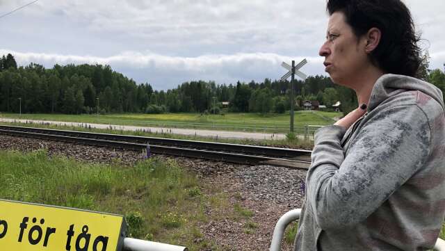Linda Fryklunds son blev påkörd av tåget i höstas. Sedan hans död har hon kämpat för att de livsfarliga övergångarna på Kärrsmossen ska bort.