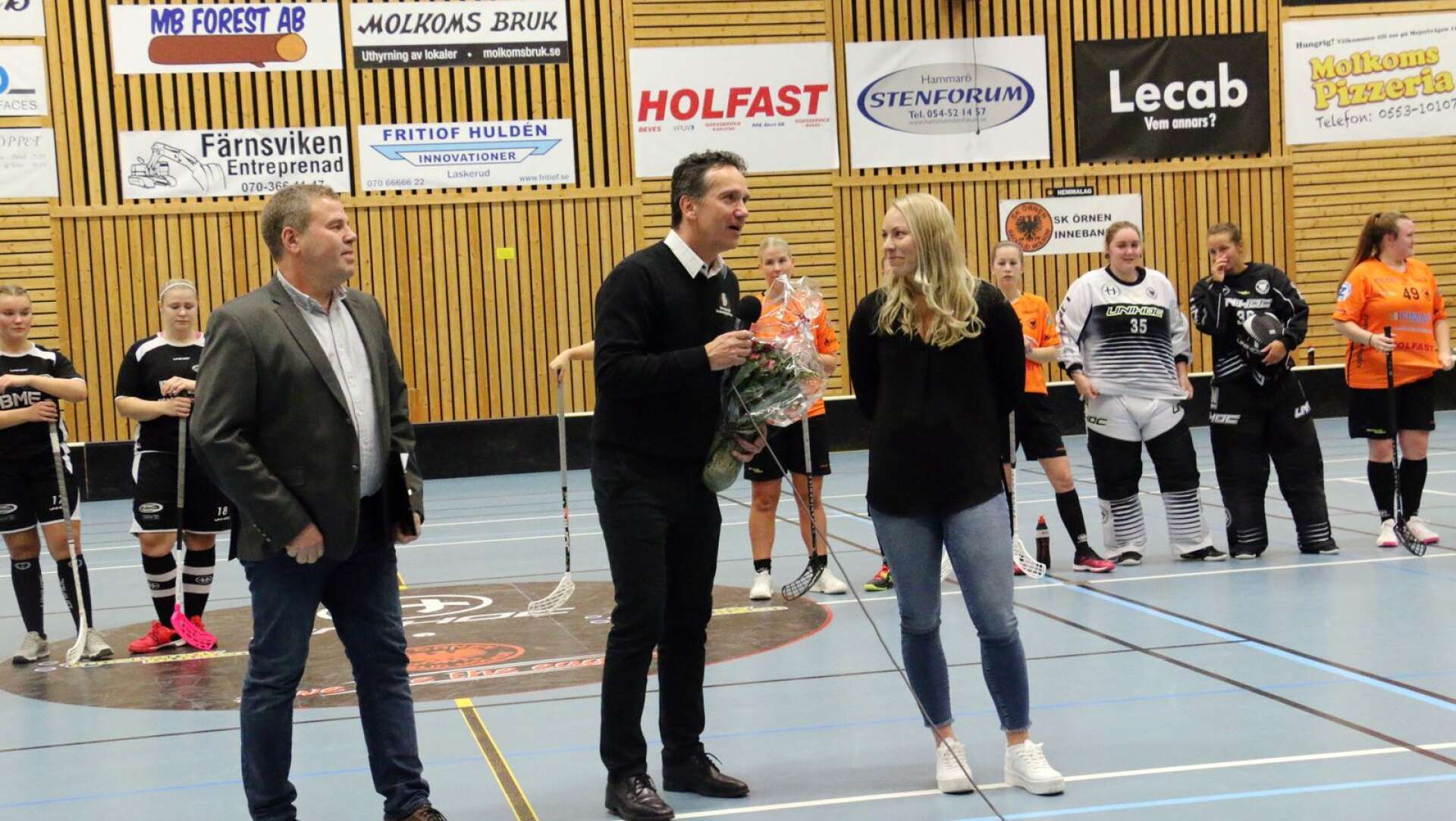 Jan-Erik Vaara och Elin Reinestrand har vunnit VM-guld ihop. I fredags hyllade han henne, som representant för Värnlands innebandyförbund, när Örnen tog emot Åmotfors.