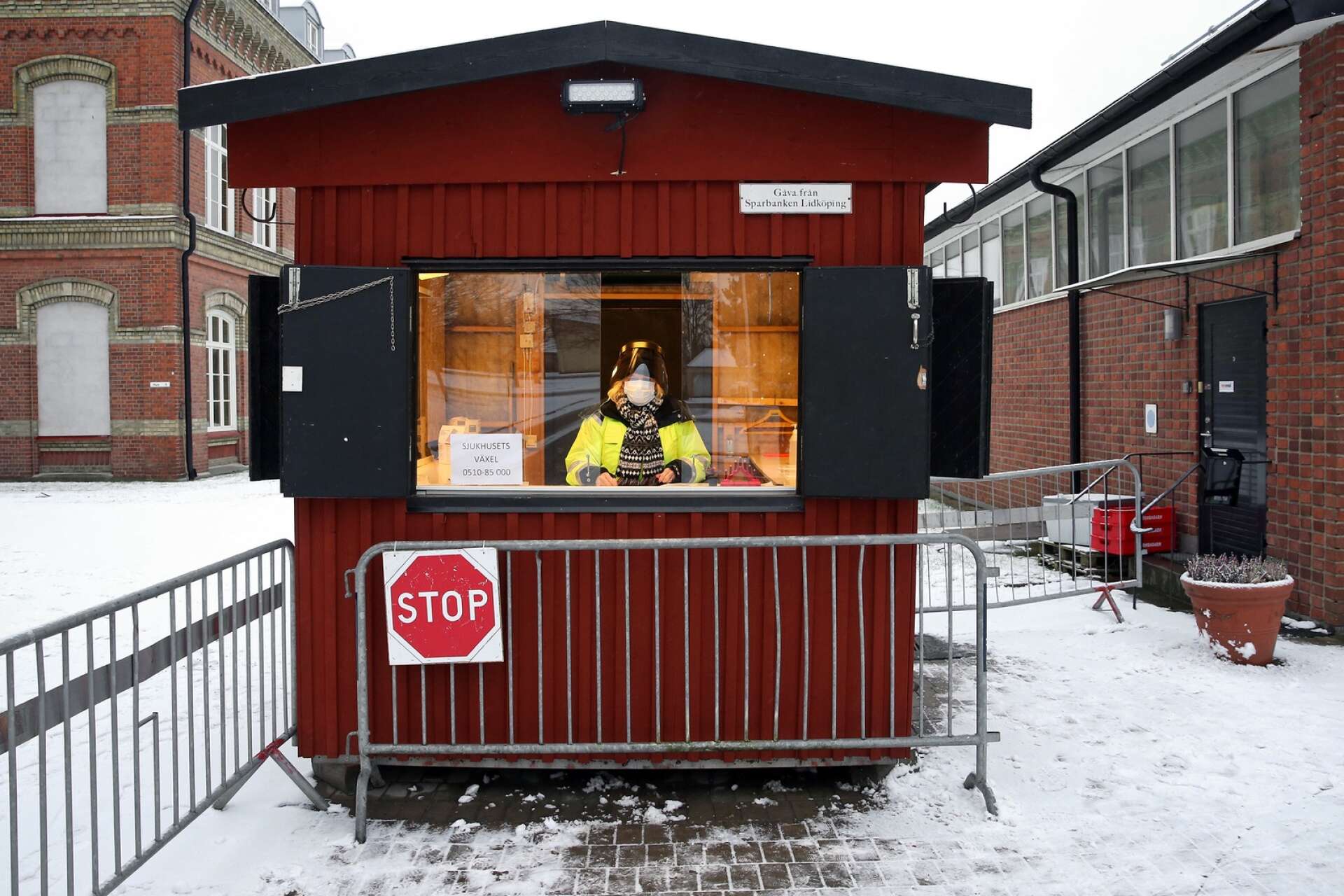 Från och med den 1 april är det inte längre obligatoriskt för besökare på Skaraborgs sjukhus att bära munskydd. (Arkivbild från sjukhuset i Lidköping)