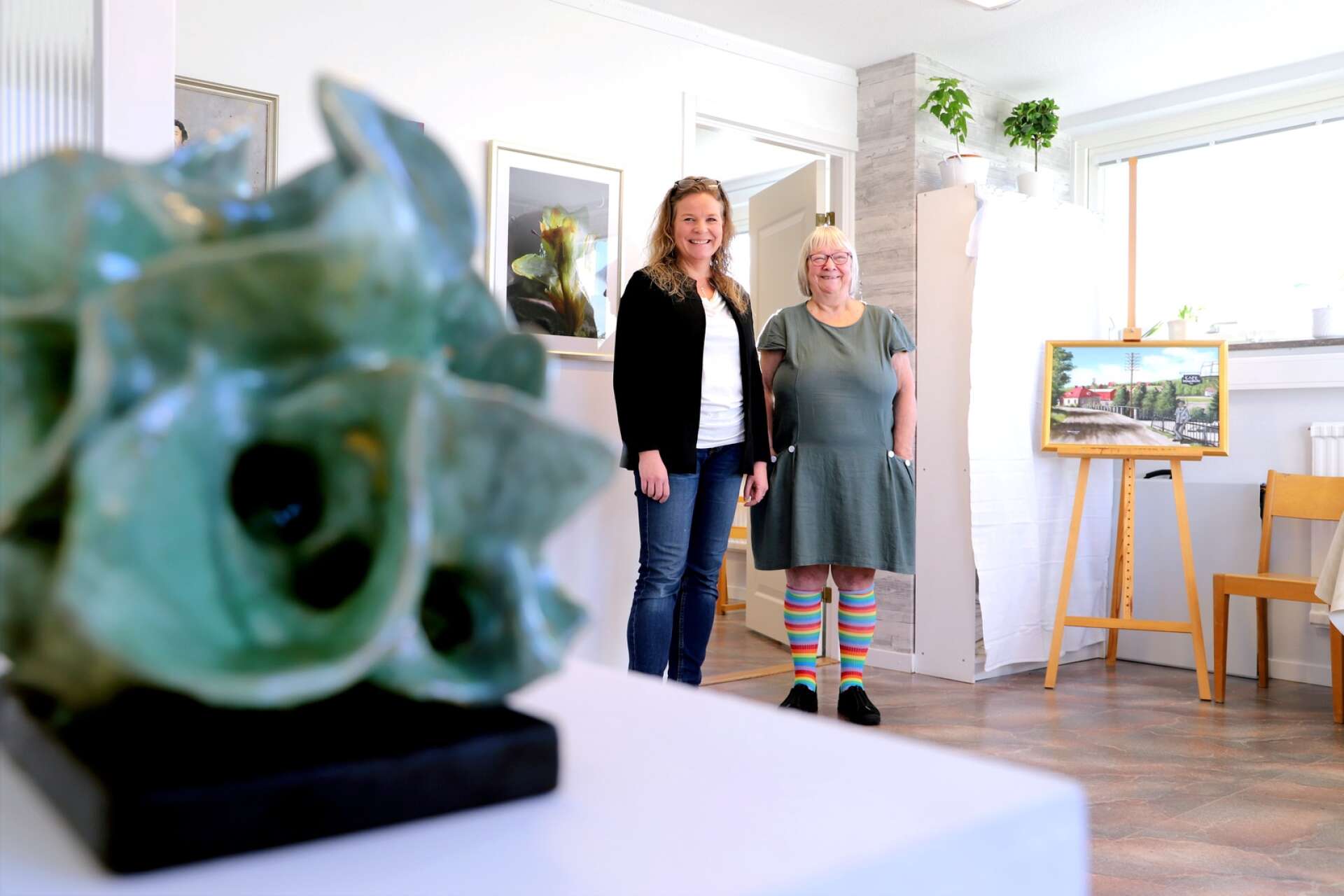 Jenny Blom är ordförande och Ann Britt Gustafsson kassör i Ransäter-Munkfors konstförening, som nu flyttat in i sin helt egna lokal på Smedsgatan i centrala Munkfors.