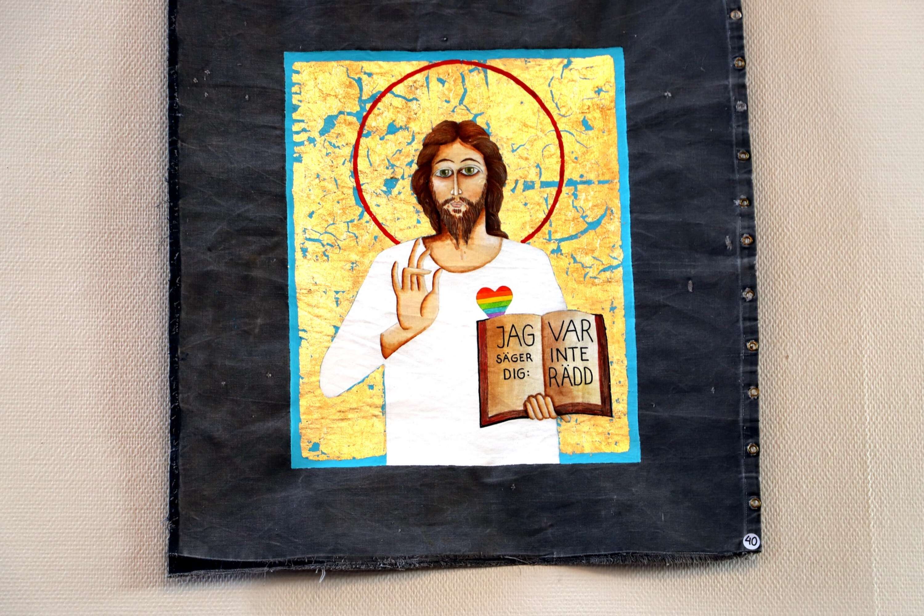 Mats Hermansson är präst och konstnär och målar presennings-ikoner. Just nu kan hans bilder av bland annat en Pride-hjärtad Jesus ses i Skårekyrkan.