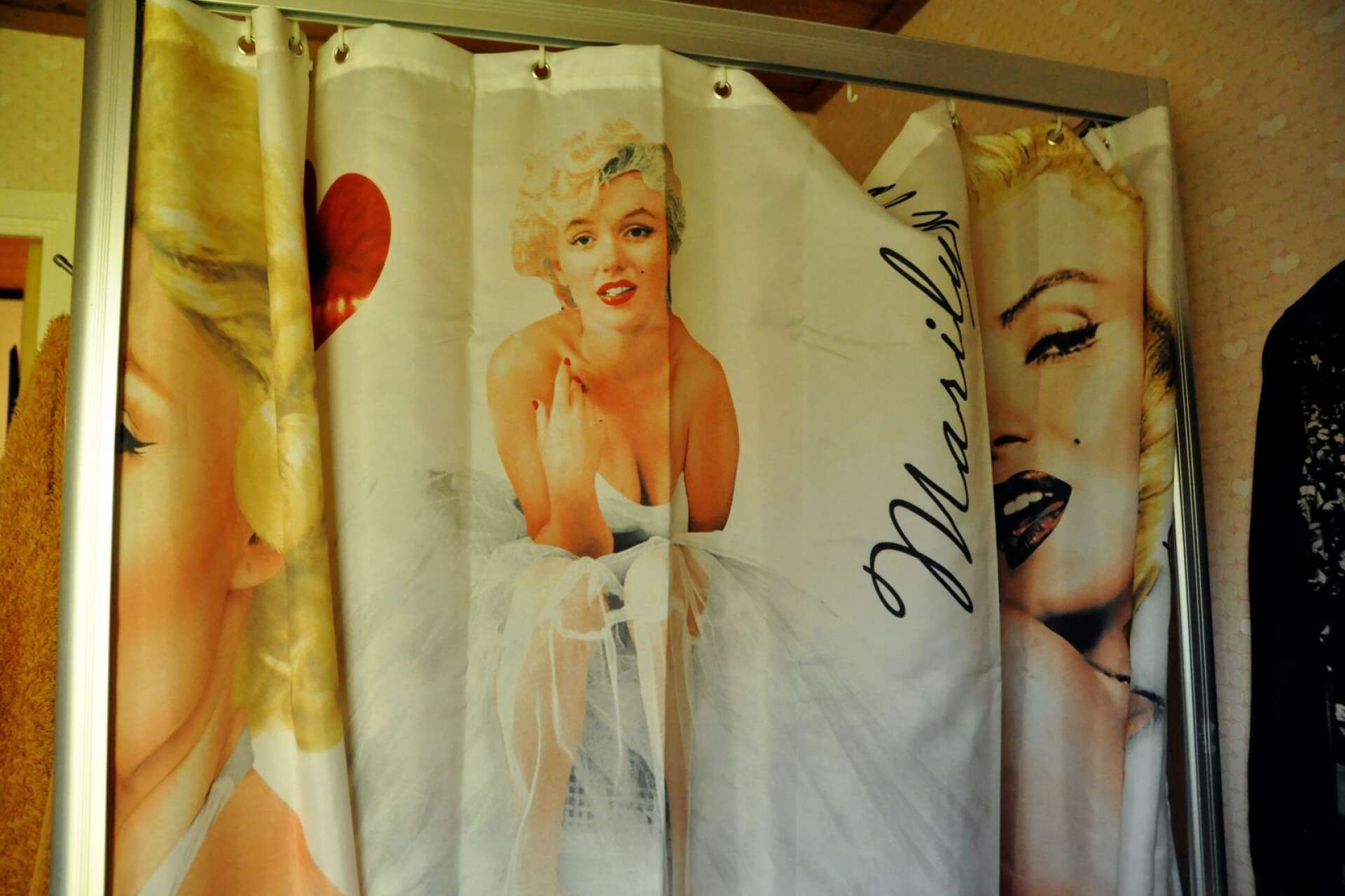 Även i badrummet finns Marilyn såklart med.
