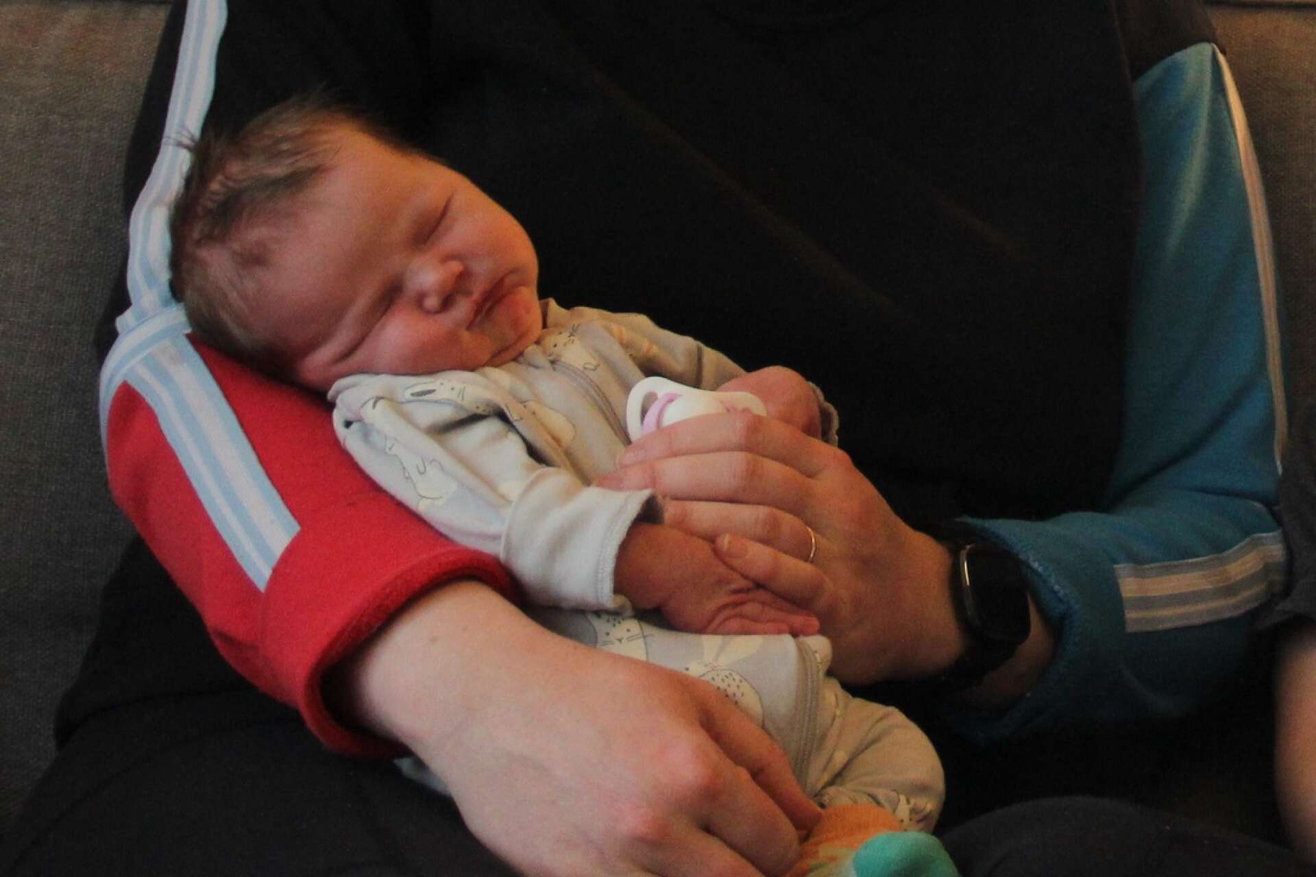 Stina, Näls först födda bebis 2022, ligger tryggt i mamma Emmas famn.