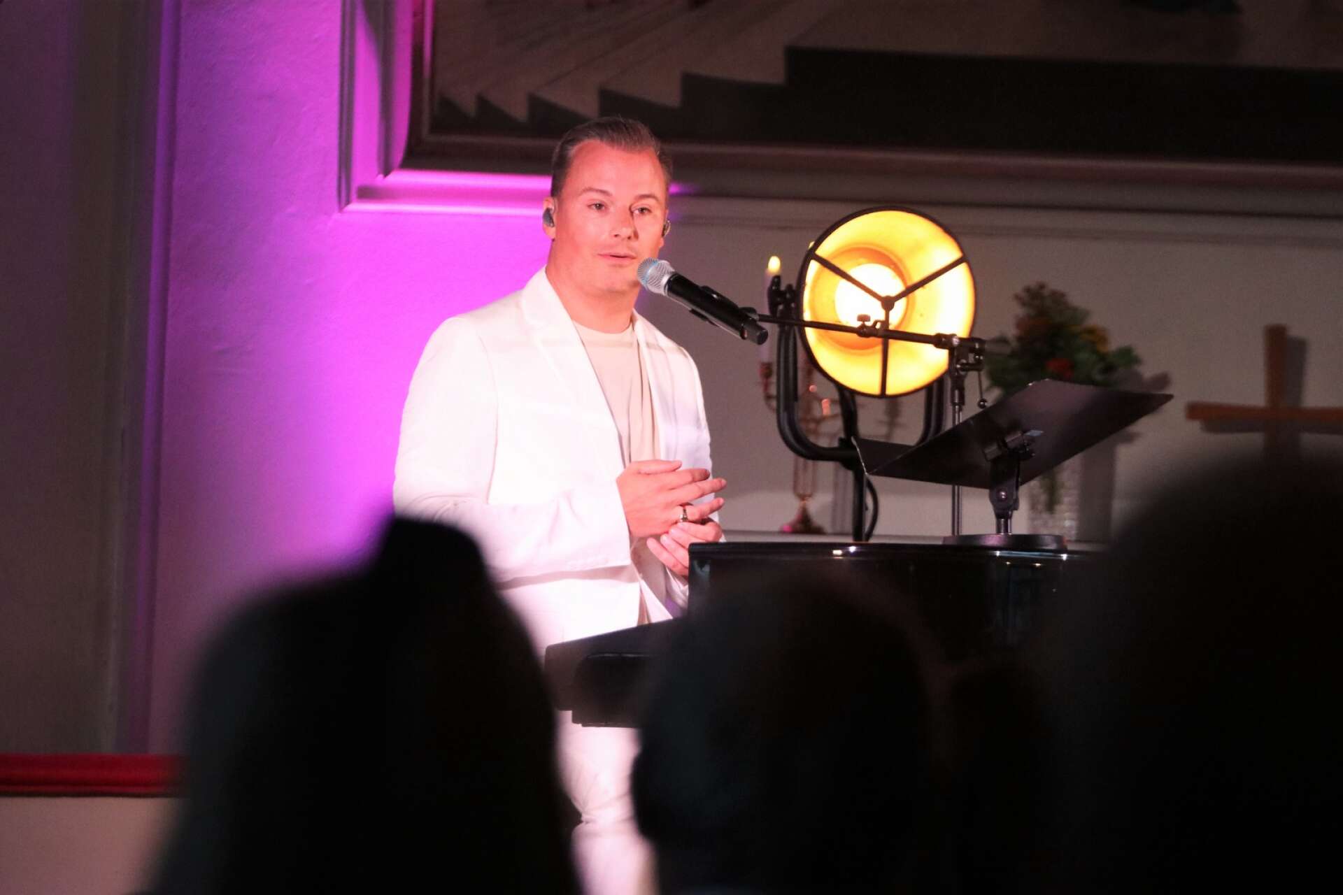 Schalgerikonen Magnus Carlsson gav en intim konsert i Åmåls kyrka. 