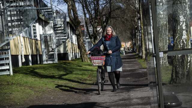 Kommunalrådet Monica Bubholz (MP) promenerar längs Norra Allén på Norrstrand och konstaterar att det är hög tid för en gemensam gång- och cykelväg.