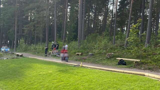 Polisen jagade efter kvinnan på en grusväg längs padelbanorna på Örnäs. 