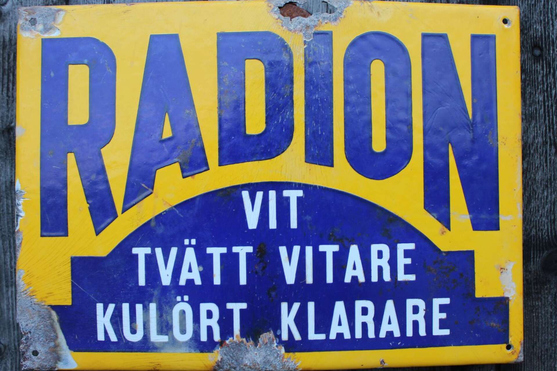 Emaljskylten för tvättmedlet Radion som Stefan Johansson fann under ett golv i uthuset. Skylten betingar ett pris på upp till 800 kronor hos nätauktionsföretagen.