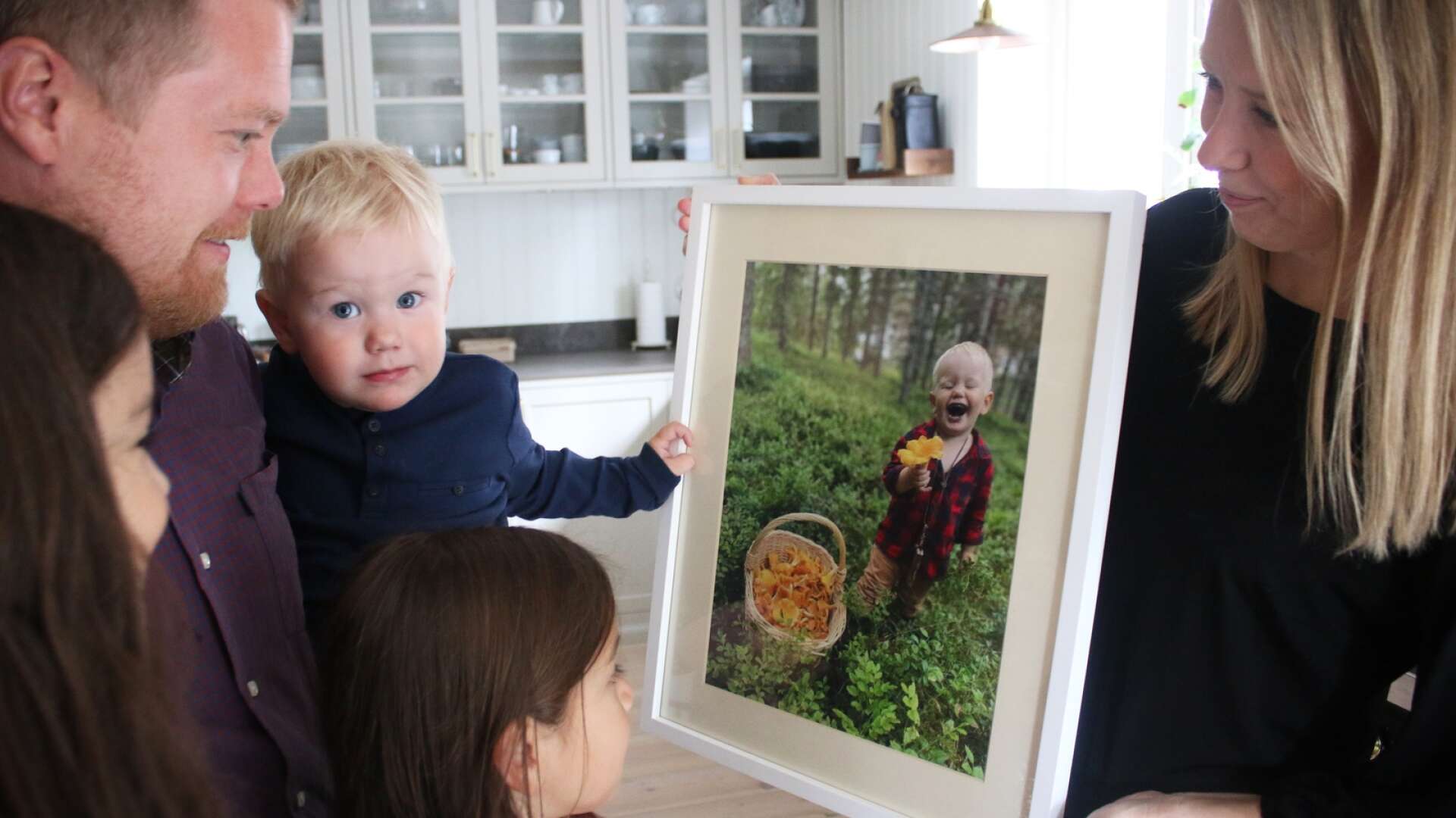Marie Karlsson vann sommarbildstävlingen med sin bild av sonen (tillika skogsmullen) Olle.