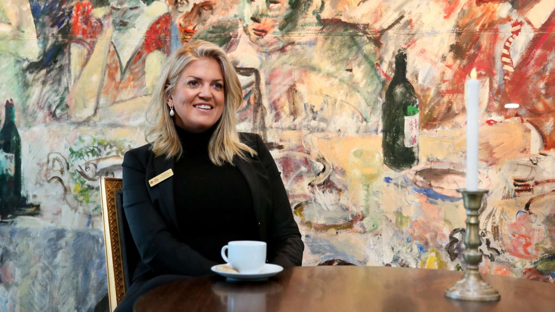 Hon säger att hon har Sveriges roligaste hotelljobb, Jula hotell och konferens nya vd Mikaela Grundström. En av anledningarna till hennes kärleksförklaring är hotellets unika konstsamling, där bland annat tavlan av Peter Dahl ingår.