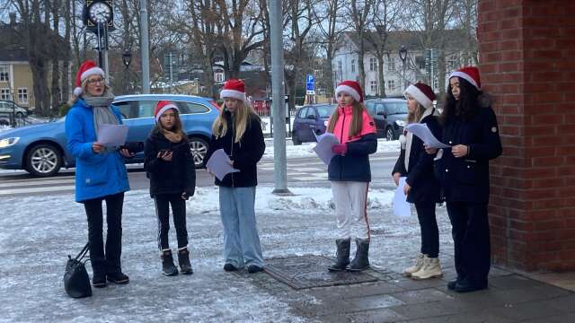 Anki Frisk hade med sig sina sångelever från kulturskolan och spred julstämning på stan i söndags. Från vänster: Anki Frisk, Julia Tisell, Astrid Josefsson, Hanna Thorén, Nova Sundström och Sandra Awada.
