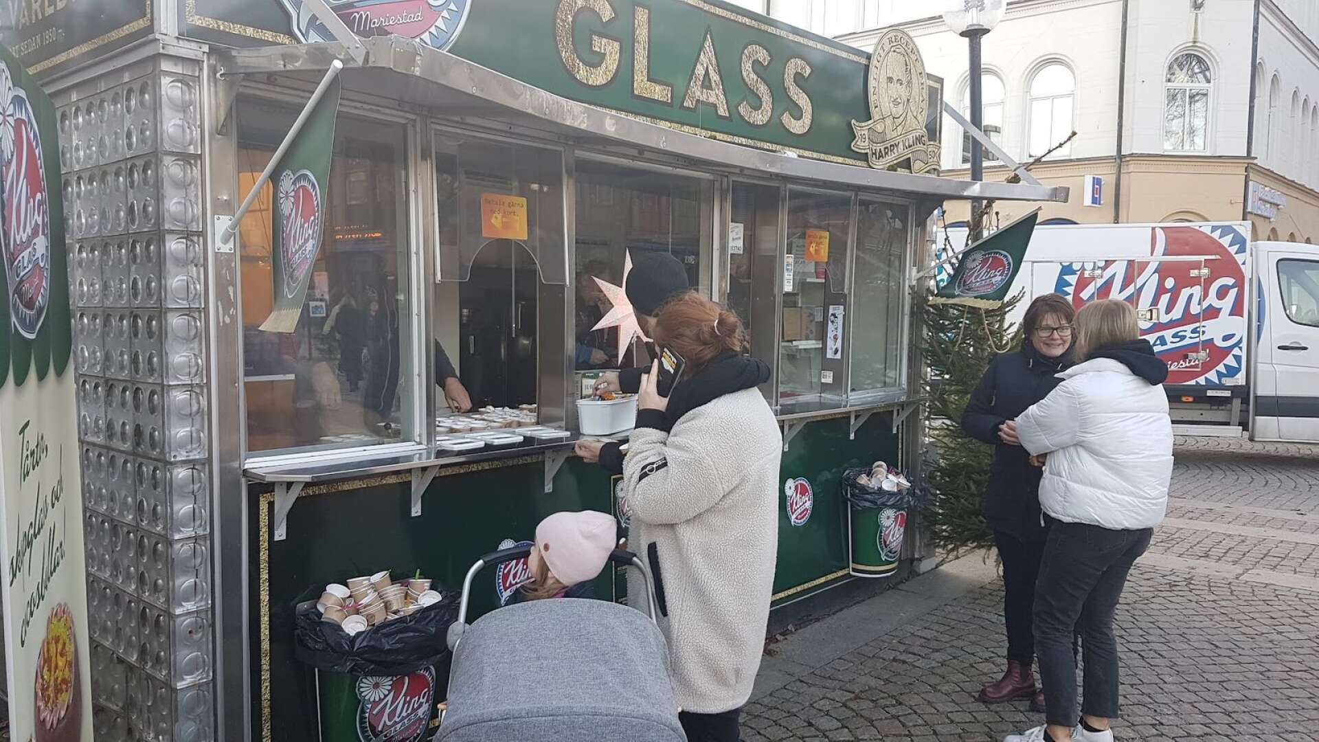 Glasskiosken har funnits i drygt 50 år på Nya torget och är ännu populär när det är säsong. Bilden togs vid startskottet för Klings 70-årsjubileum på nyårsafton 2019.