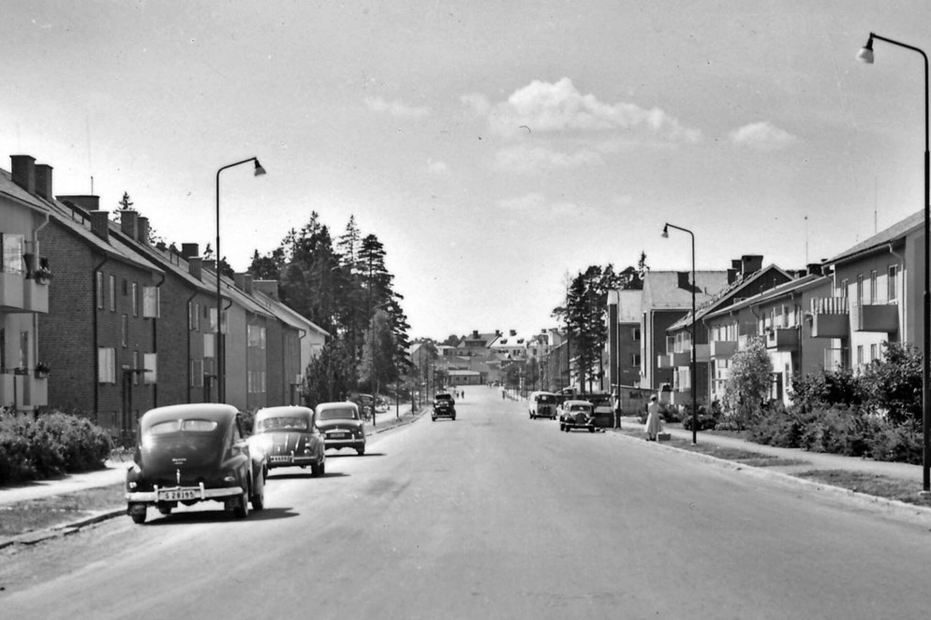 Så här såg det ut på Karlstadsvägen på 1950-talet. De flesta av dessa hus var byggda andra hälften av 1940-talet. När bilden togs hade planterade buskar och träd börjat växa till sig. Längst bort vid vägens slut kan man skymta gamla busscentralen. 