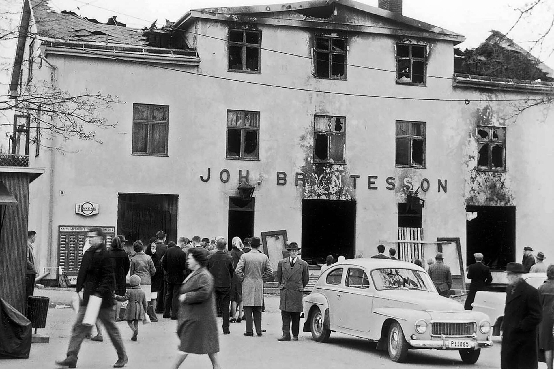 Lördagen den 5 maj 1962: Inte fullt lika prydligt . . . Bryntessonska affärshuset totalförstört av brand.