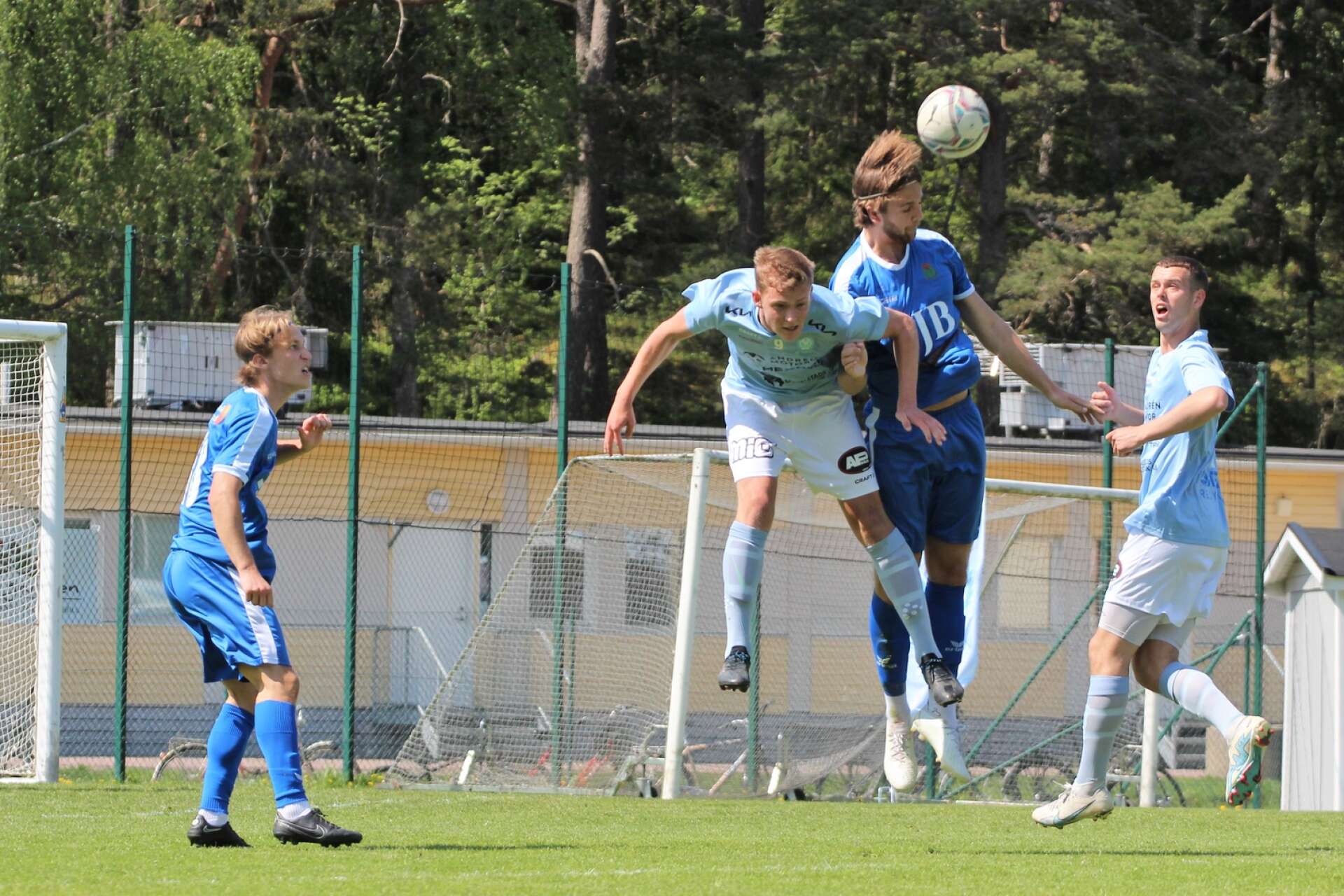 Eds innerback Gustav Olsson vinner duellen med Emil Eldh. Till vänster ses Joel Sundberg och till höger Martin Eriksson.

Fotboll på Rösvallen, Åmål
Division 4 Bohuslän–Dalsland
IF Viken – Eds FF 0–2 (0–1)
