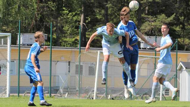 Emil Eldh, här i luftduell med Eds innerback Gustav Olsson, gjorde tre mål när Viken vann med 5–0 borta mot Ödsmål. Till vänster ses Eds Joel Sundberg och till höger Vikens Martin Eriksson.