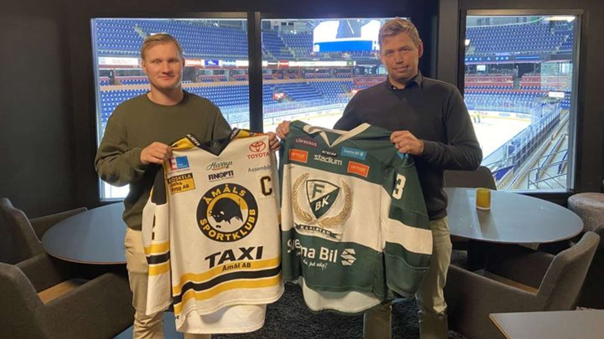 Oliver Sundblad, utvecklingsansvarig i Färjestad BK, och Martin  Nyström i Åmåls Sportklubb skrev på samarbetsavtalet i Löfbergs Arena.