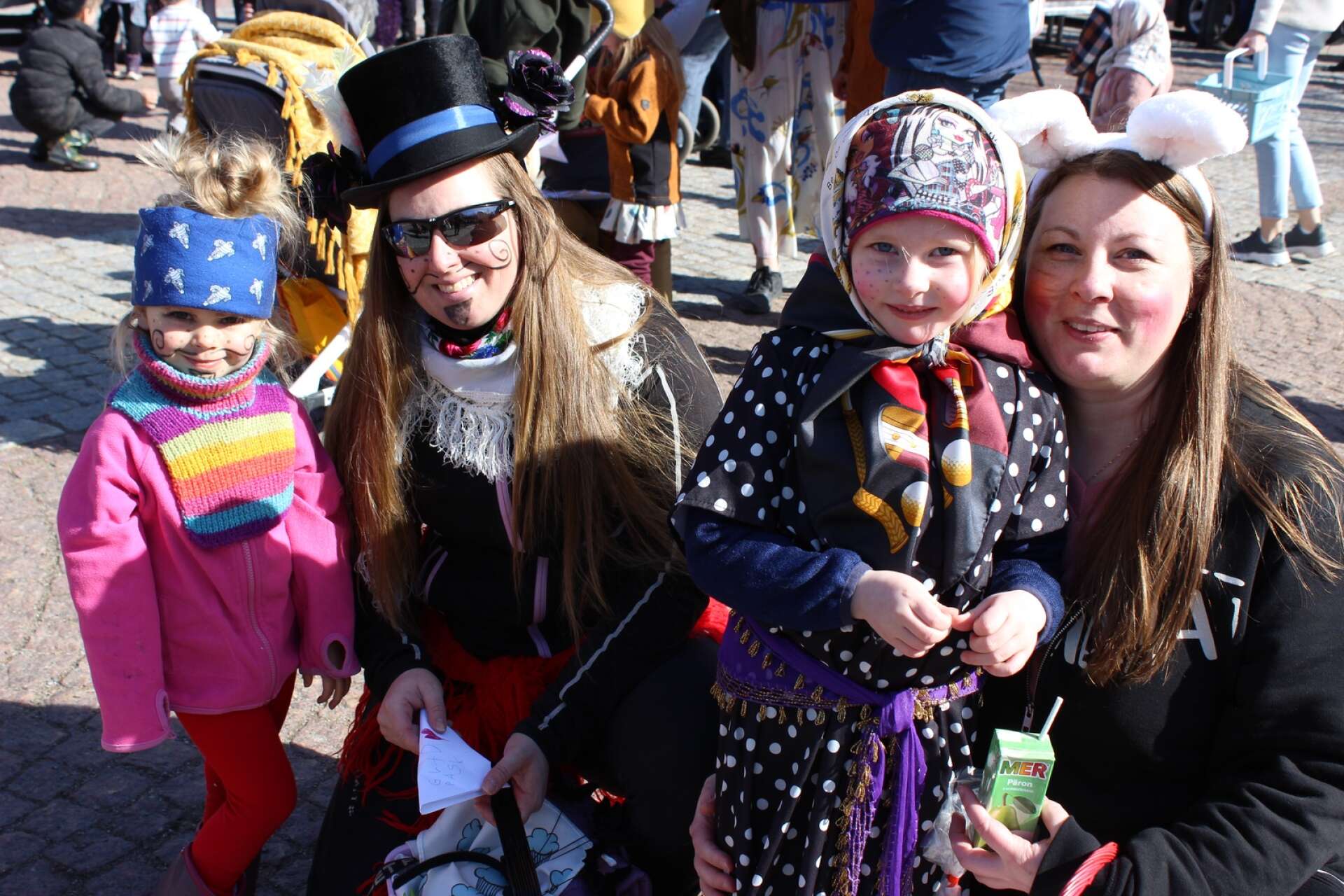 Kusinerna Ninni Abrahamsson och Vanessa Aronsson med mammorna Anna och Linda Abrahamsson.
