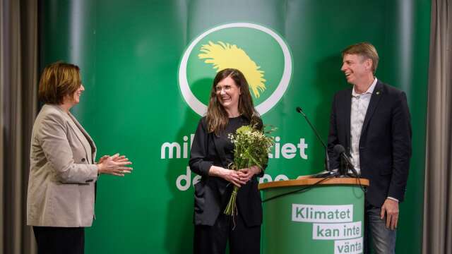 Märta Stenevi har valts till nytt språkrör och gratuleras av avgående språkröret Isabella Lövin och Per Bolund under Miljöpartiets extrakongress.